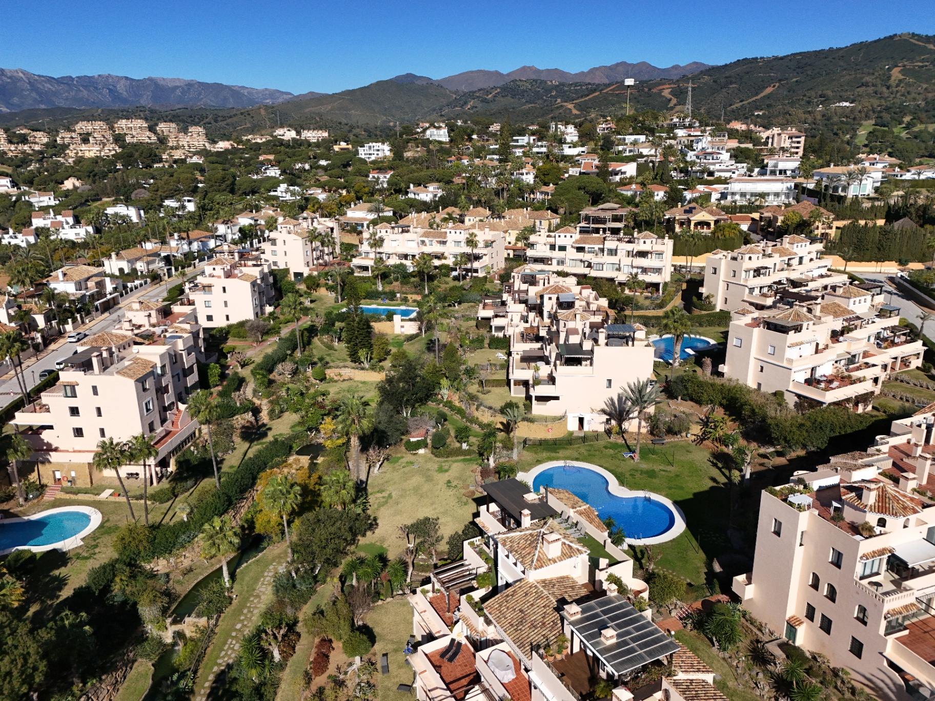 Vista aérea de El Manantial de Santa María con piscinas y jardines